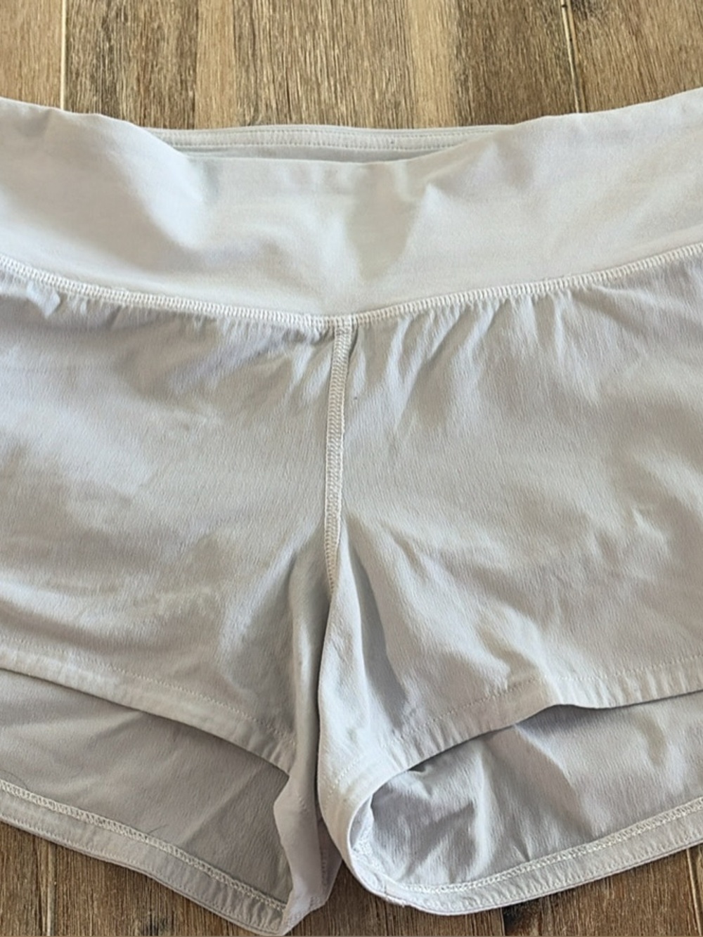 Lululemon White Speed Up shorts Sz 6